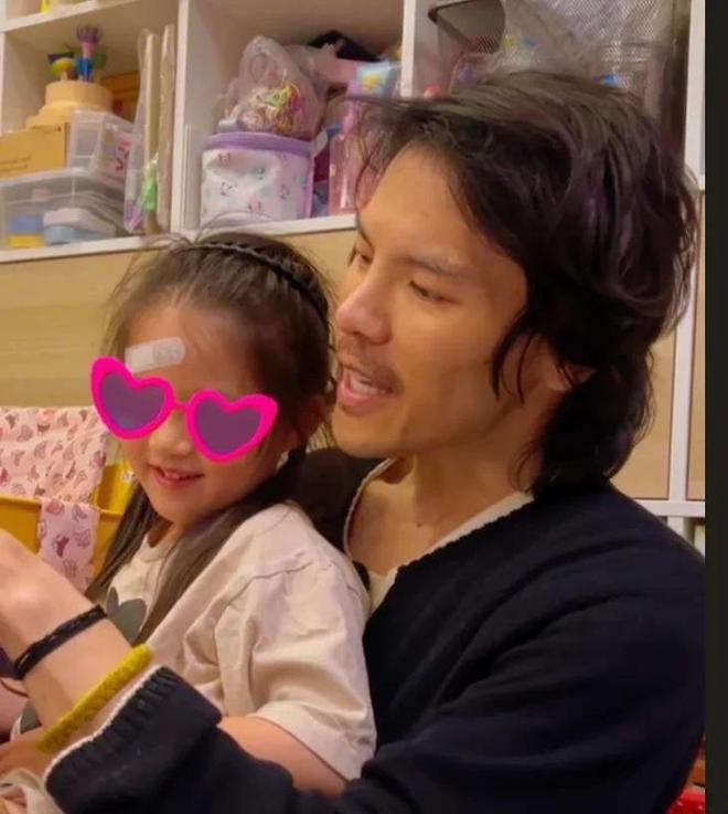 与女儿玩耍小奶黄活泼可爱酷似郭碧婷！PG