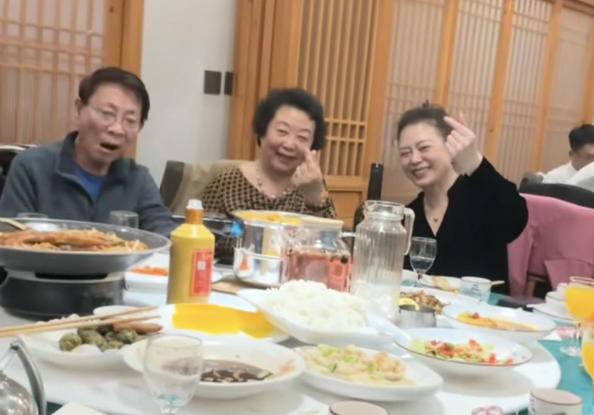 ：袁世凯87岁孙子太冻龄曹锟孙女罕见亮相PG电子麻将胡了试玩军阀后人聚会照片曝光(图2)