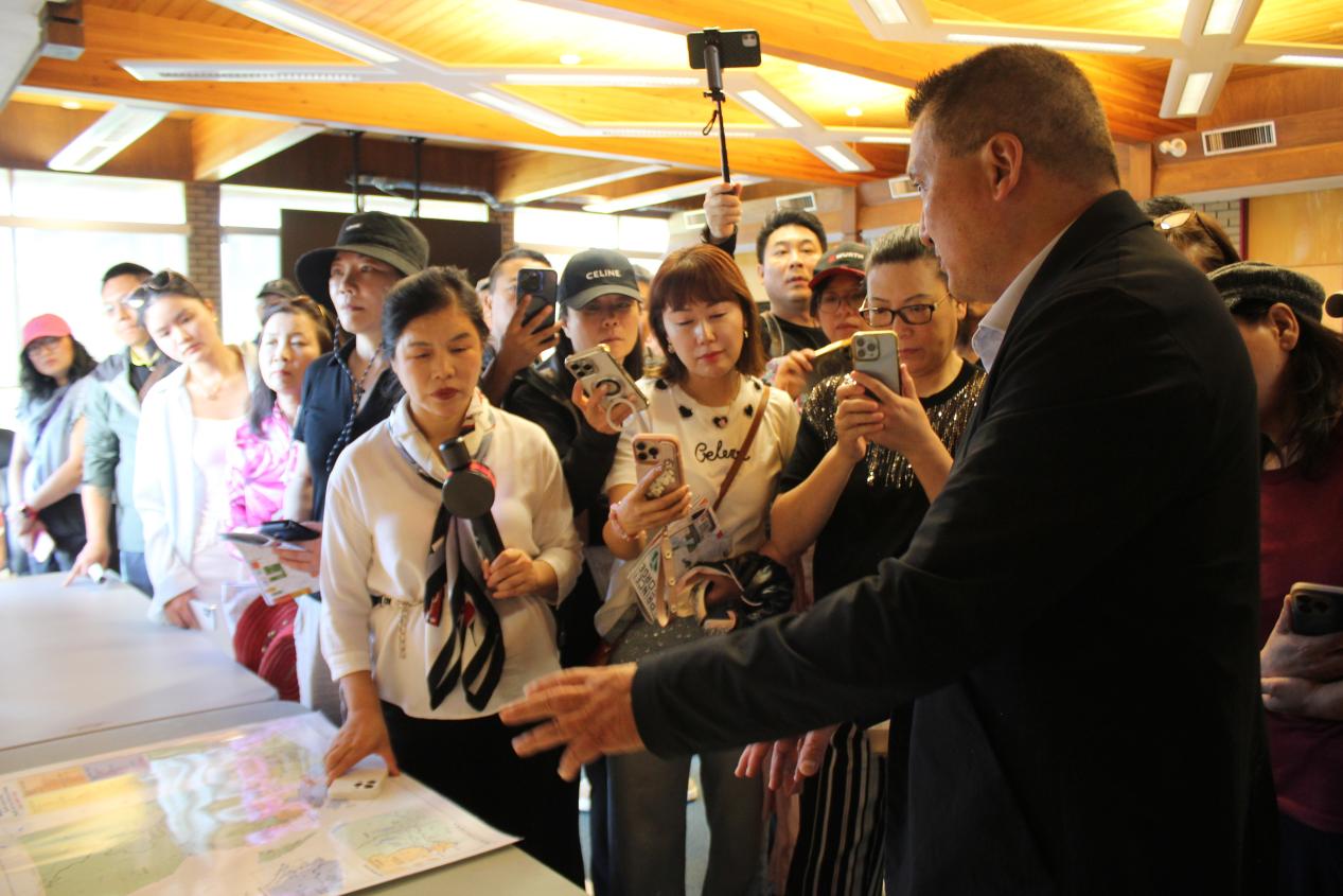 王子城 华人市长亲自带队 实地探秘加拿大投资新机遇PG电子游戏麻将胡了史上规模最大华人考察团走进乔治(图5)